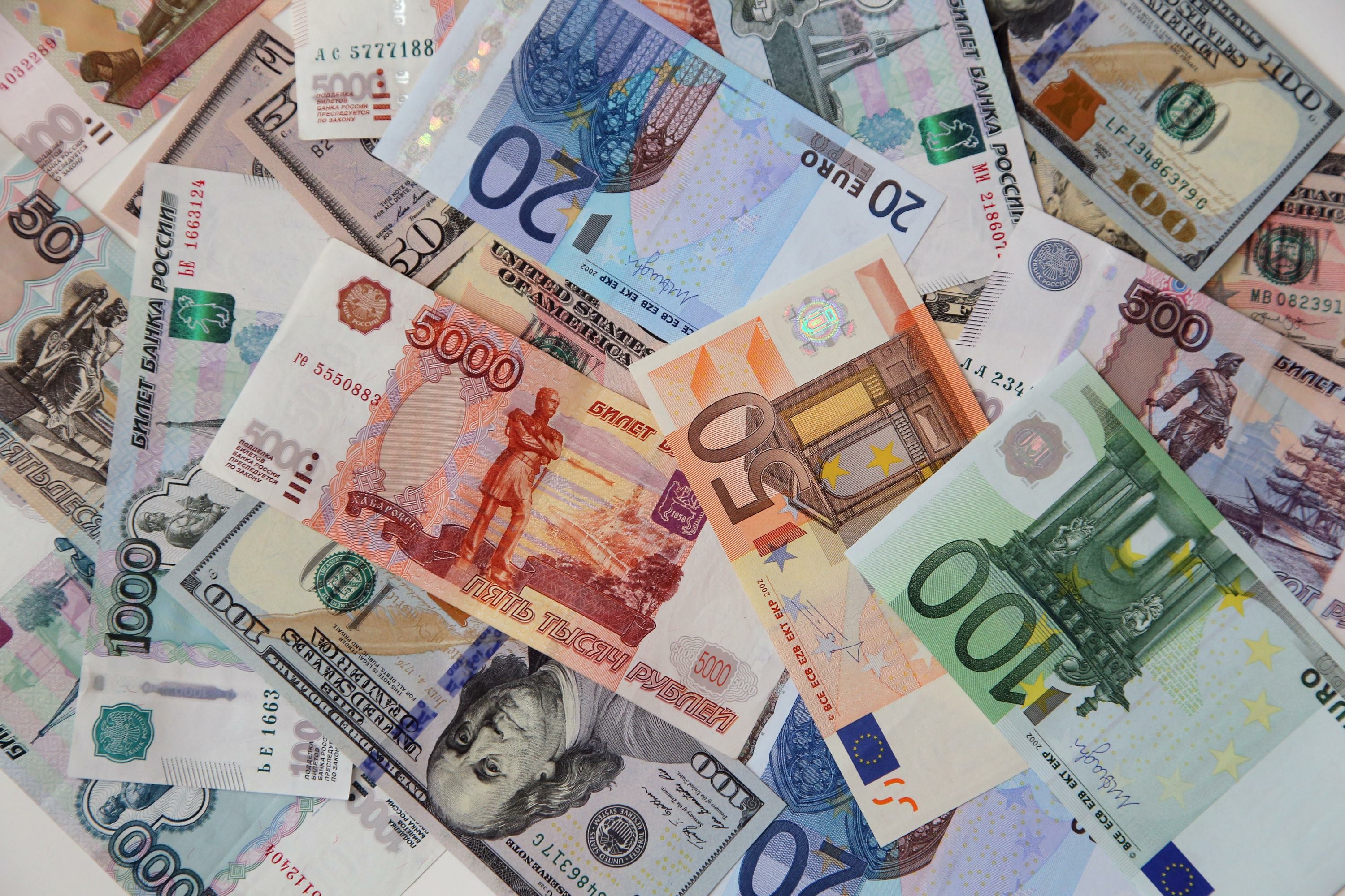 Лучше брать доллары или евро. Валюта. Деньги разные валюты. Доллар и евро. Разные купюры.