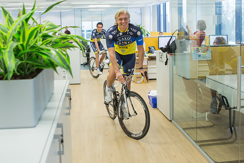 Олег Тиньков и Альберто Контадор – велопробег по офису ТКС Банка
