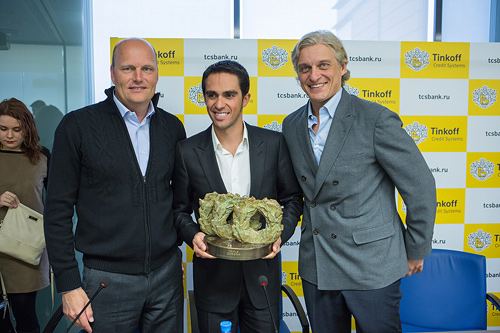 Бьярне Риис, Альберто Контадор и Олег Тиньков с призом Triple Corona